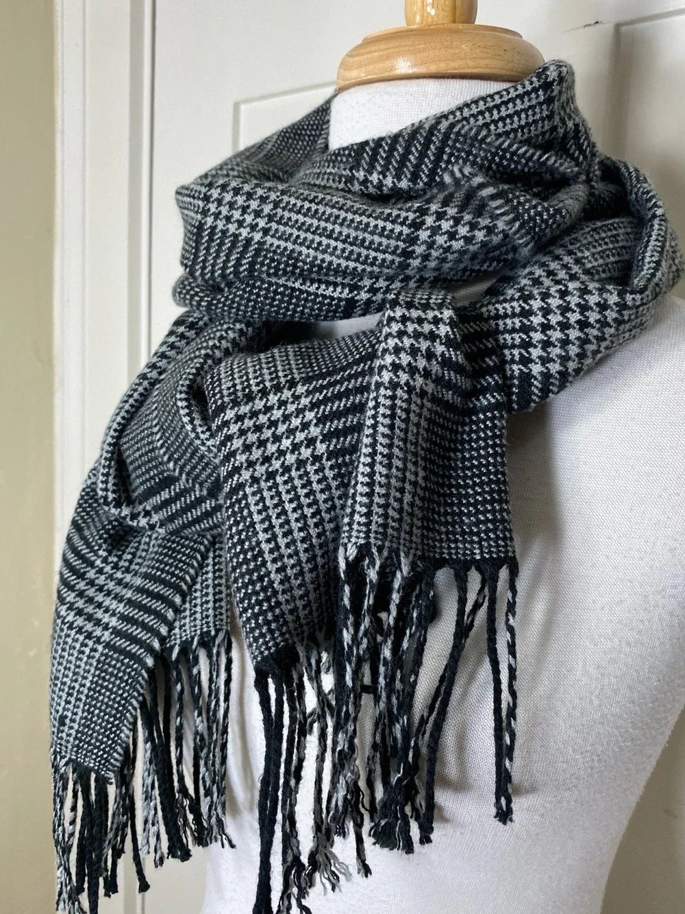 Banana Republic Black White Houndstooth Plaid Fringe Fall Winter Scarf - Unisex